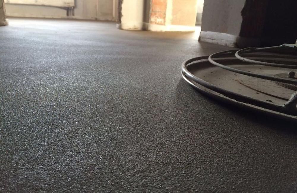 Узнайте, как цена на полусухую стяжку в квартире может снизить риски ремонта, обеспечивая прочное и ровное покрытие для вашего интерьера. Доверьте технологии профессионалам и забудьте о проблемах с неровными полами.